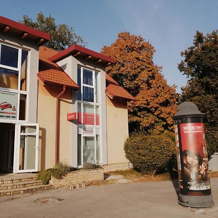 Apartmán pri parku Sered' Esterno foto