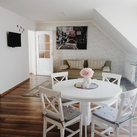 Apartmán pri parku Sered' Esterno foto