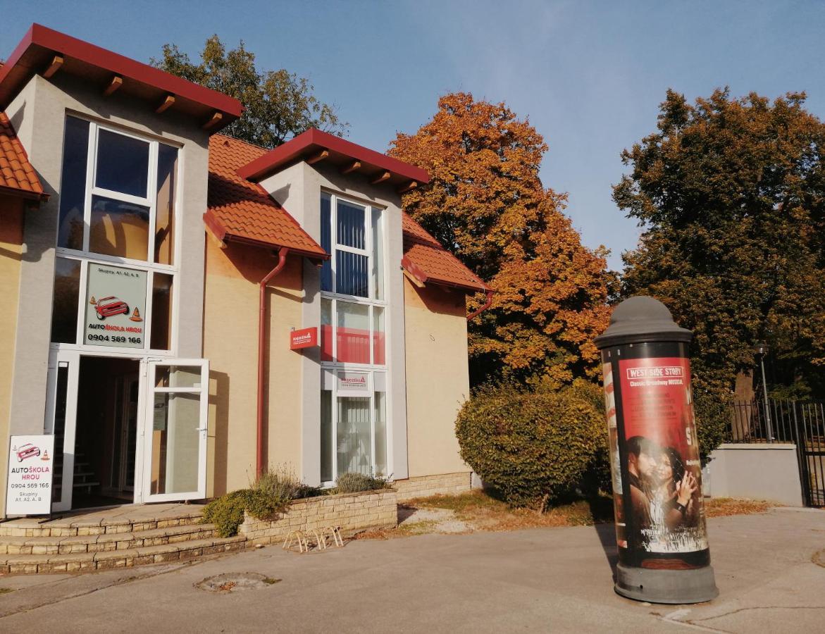 Apartmán pri parku Sered' Esterno foto