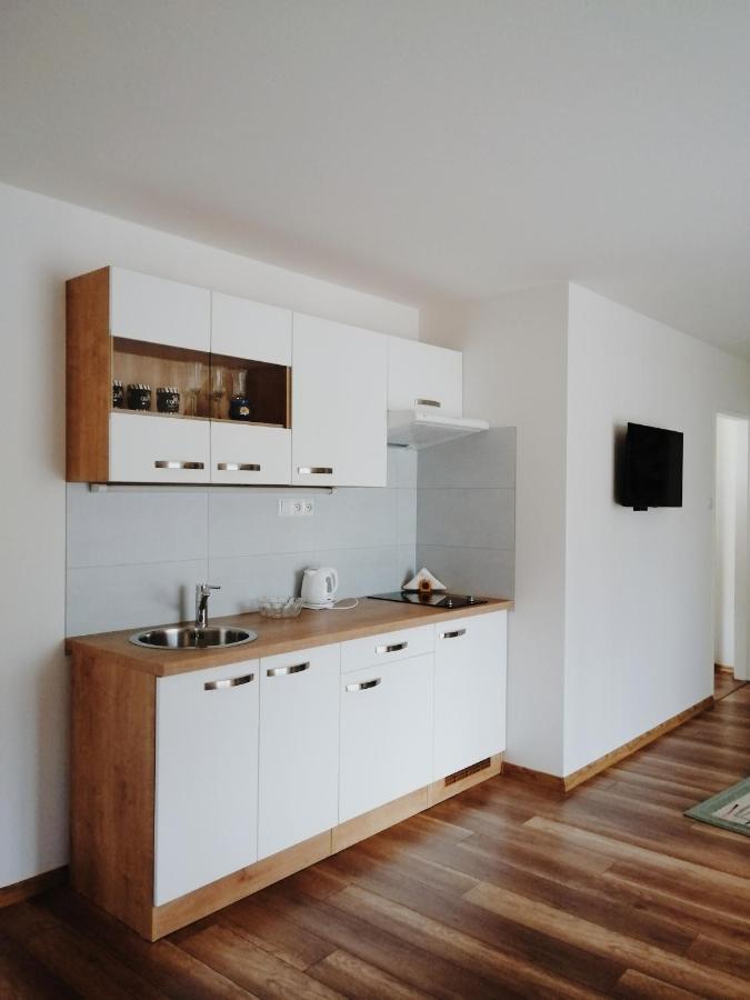 Apartmán pri parku Sered' Esterno foto