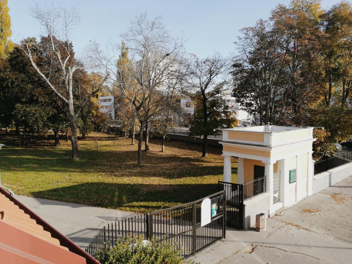 Apartmán pri parku Sered' Esterno foto
