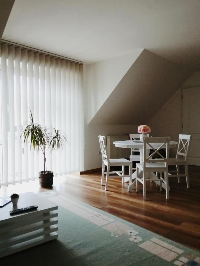 Apartmán pri parku Sered' Esterno foto
