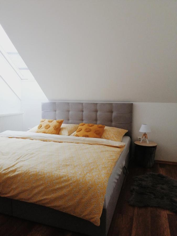 Apartmán pri parku Sered' Esterno foto