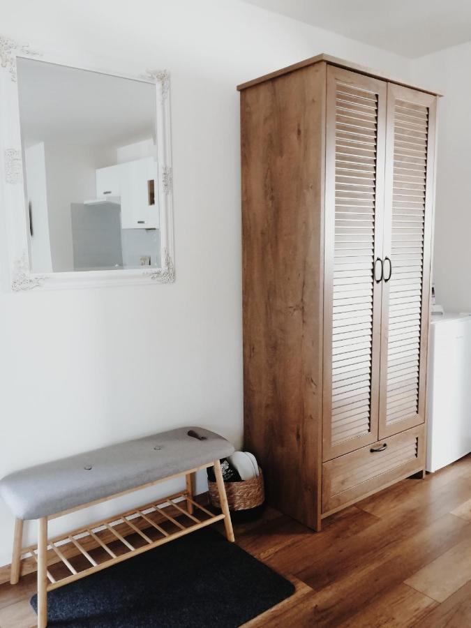 Apartmán pri parku Sered' Esterno foto